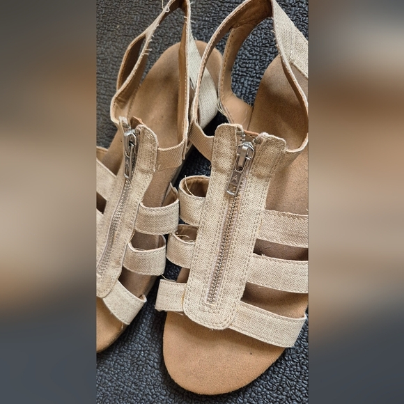 AEROSOLES Tan Sandals with Zipper - Picture 2 of 6